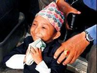 Yeni 'en kısa' adam 18 yaşını bekliyor