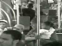 Otobüs metroya çarptı!