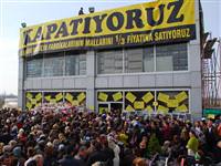 Ucuz mobilya karayolu kapattı