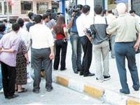 Polislere komşu bankayı soydular