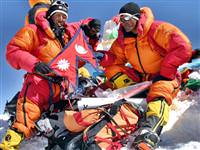 20. defa Everest'e tırmanıyor