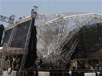 Konser için hazırlanan sahne çöktü