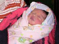 Yeni doğan bebeği sokağa attılar!