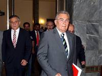 Baykal'ın otobüsüne taşlı saldırı