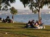 İzmirliler güneşin tadını piknik yaparak çıkardı