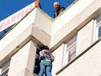 Babası 13 yaşındaki kızını ölüme yolladı!