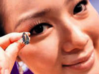 Mavi elmas yüzüğe 6.4 milyon dolar