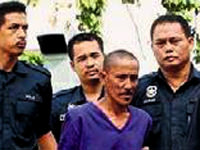 Kezzaplı kocaya kırbaç