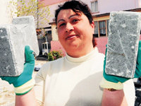 Ekmeğini taştan çıkarıyor