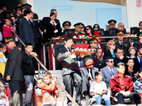 Çocuklardan çay servisi