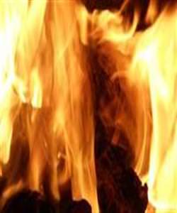 İki katlı ahşap bina yangında kül oldu