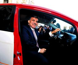 Abdullah Gül elektrikli otomobili denedi