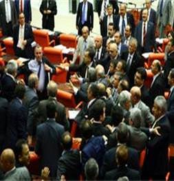 Meclis'te yumruklar havada uçuştu