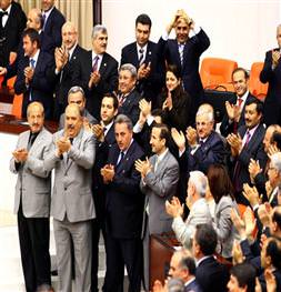 Anayasa paketi alkışlarla referanduma