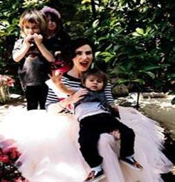 Çocuklarını hippi gibi yetiştiriyor