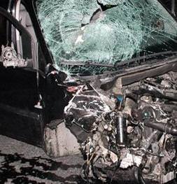 Kamyon otomobile çarptı: 5 ölü