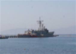 Savaş gemisine "kaçak sigara" operasyonu