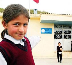 Köylülerden Cem Yılmaz'a: Yaptırdığın okulu tamamla