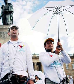 Ayrımcılığa karşı kendini zincirledi