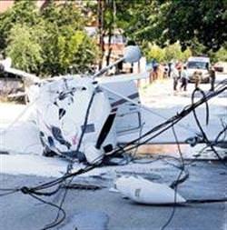 Uçak mahallenin ortasına düştü