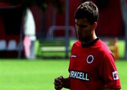 Bir futbolcu ile daha anlaştı
