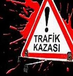 Minibüs tramvay direğine çarptı