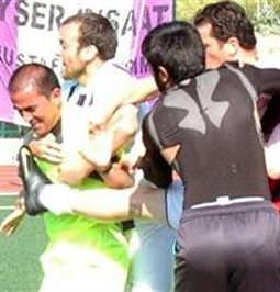 Hakeme tekme tokat saldırı