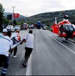 Çaldığı araçla nişan minibüsüne çarptı