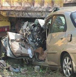 Kamyona çarpan otomobilin sürücüsü öldü