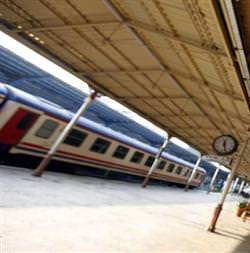 Osmaniye'de tren traktöre çarptı