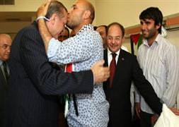 Başbakan Erdoğan'ı alnından öptü