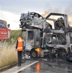 Lüks otomobilleri taşıyan TIR alev alev yandı
