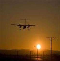 Lastiği fırlayan uçak korkuttu