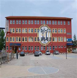 Okula yıldırım düştü