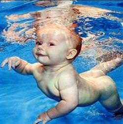 Bebekler için yüzme okulu