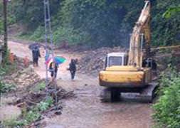 Rize’de yollar çöktü