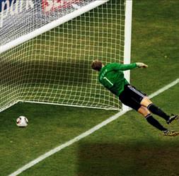 Yan hakem vuvuzela dinliyordu