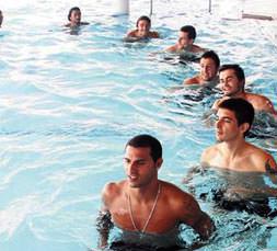 Kartal havuzda şen şakrak!