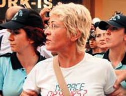 TEKEL işçileri Türk-İş binasını bastı