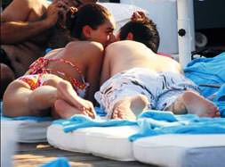 Yalnızken halk plajında aşkıyla sosyete plajında