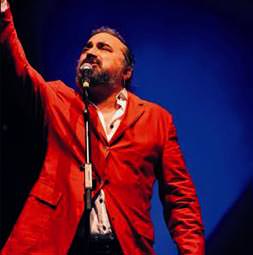 Konserde nişan yaptı