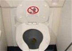 Bebeğini uçağın tuvaletine attı