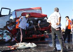 Kamyonetle tanker çarpıştı: 4 ölü