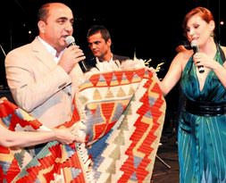 Funda Arar'a Elişi jest