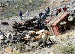 Traktör uçuruma yuvarlandı