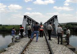 Balık tutarken tren çarptı