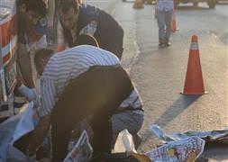 Genç kız üst geçitten otoyola atladı