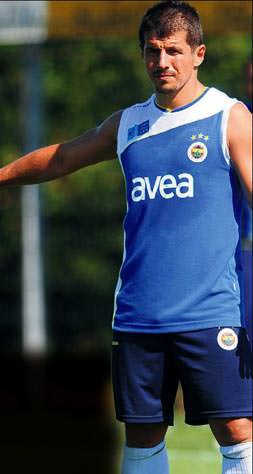 Emre İstanbul'a döndü!