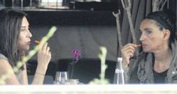 Gölgede sohbete koyuldular