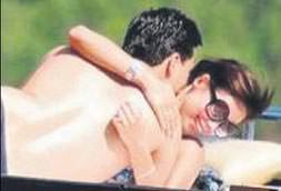 Onları görünce yüzüğü attı